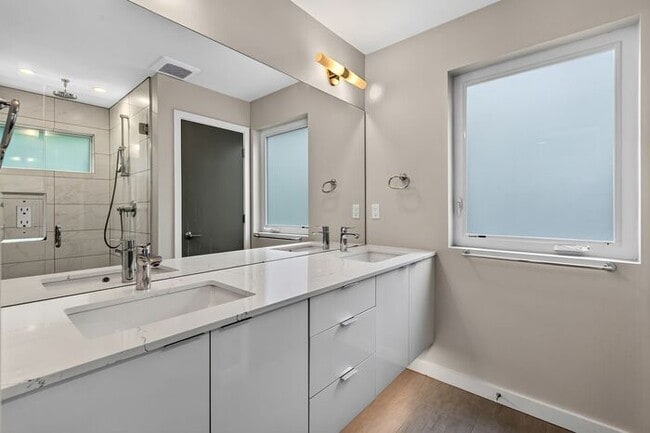 Building Photo - Stunning Standalone Townhome In Coveted Lincoln Park w/ AC (1st Month Free)