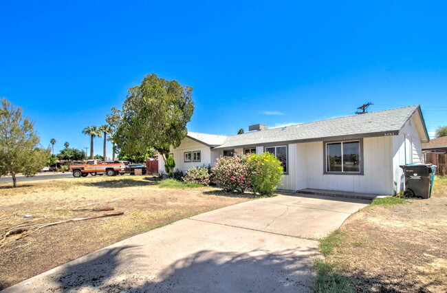 Building Photo - 5657 N 39th Ave