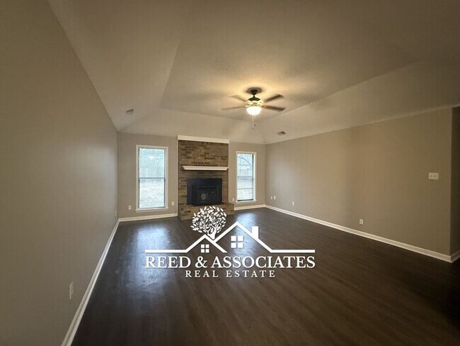 Building Photo - Charming Home Located in Quiet Cove!