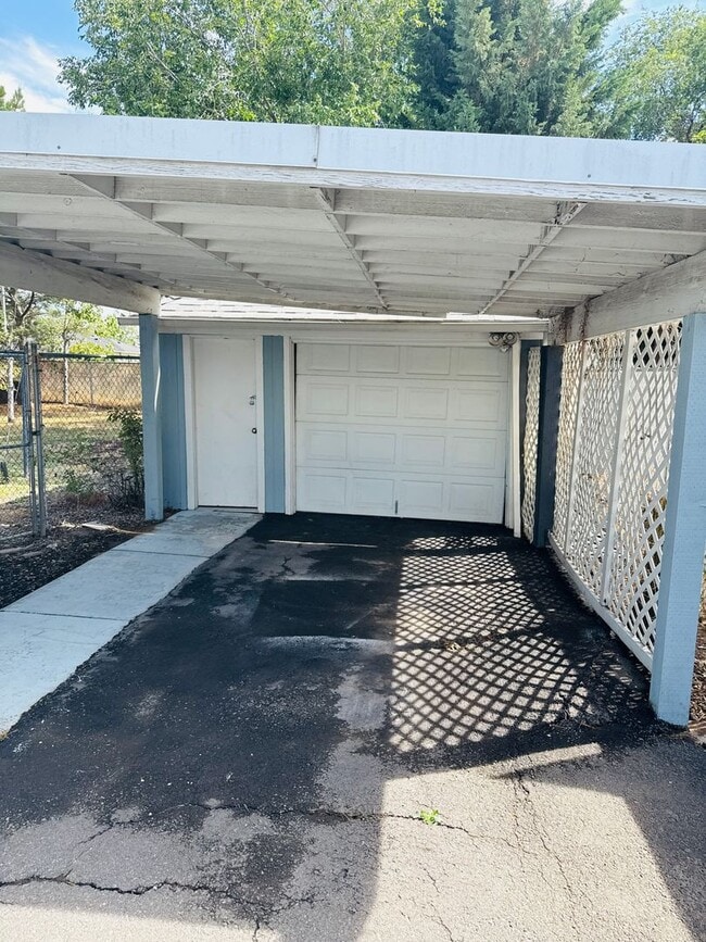 Building Photo - Updated 2bdrm 1 bath house  walking distan...