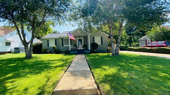 Building Photo - Three bedroom one bath!