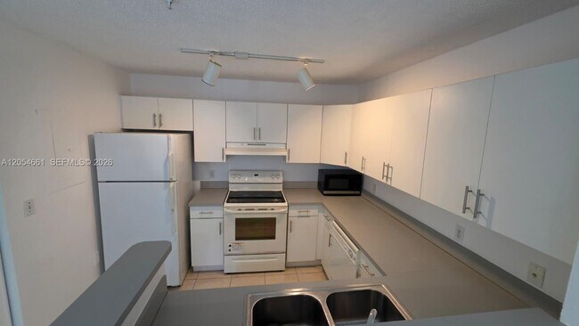Foto del edificio - 4500 NW 107th Ave