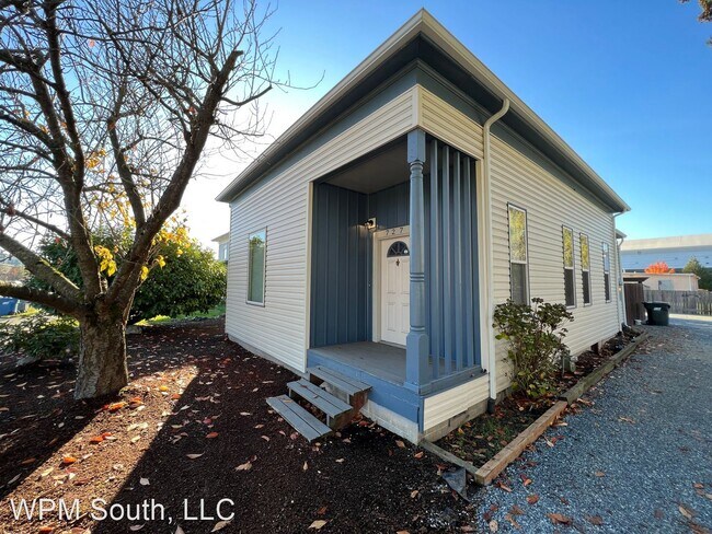 Building Photo - 3 br, 1 bath House - 727 4th Ave N