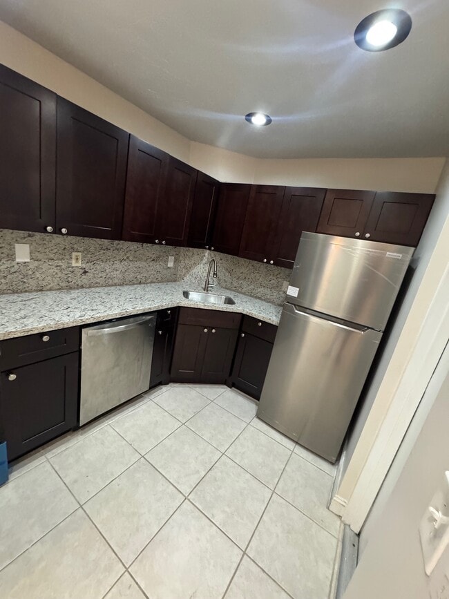 Building Photo - 3115 Oakland Shores Dr