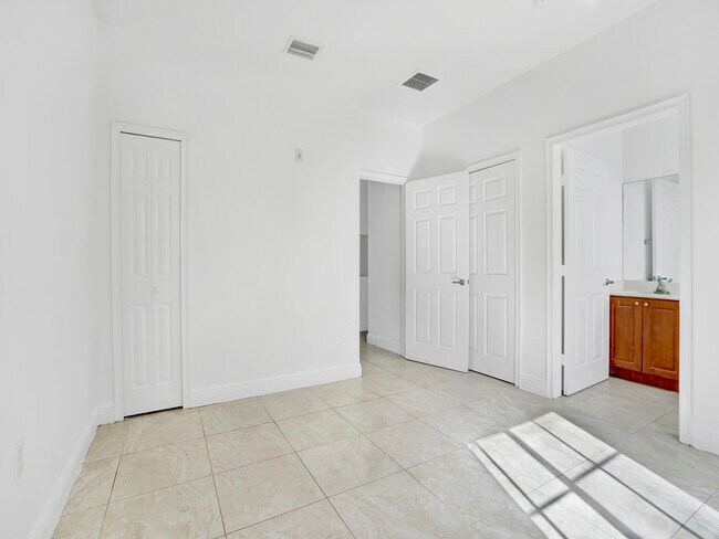 Foto del edificio - 18130 NW 59th Ave