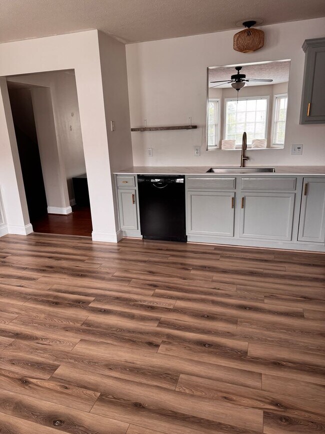 Foto del edificio - 3 Bedroom || 2 Full Bathroom & 2 Half Bathroom Townhome