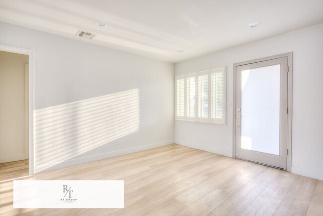 Foto del edificio - FULLY REMODELED – Front House for Rent (Ba...