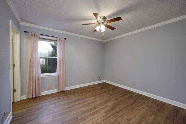Building Photo - 100 Highland Villa Dr