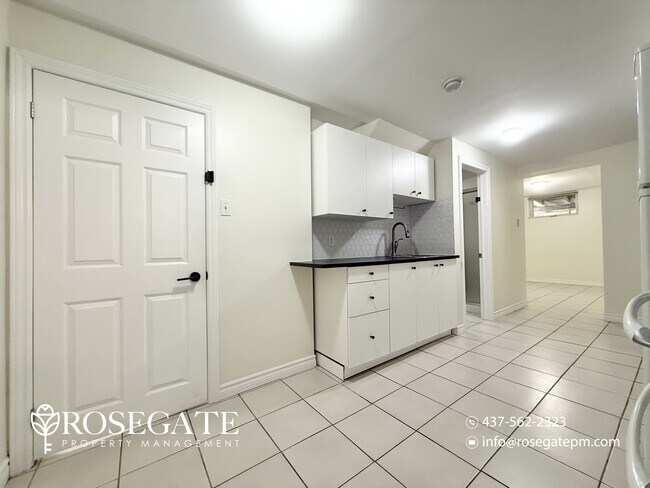Photo du bâtiment - All-Inclusive 2-Bedroom + Den Basement Apartment – Scarborough