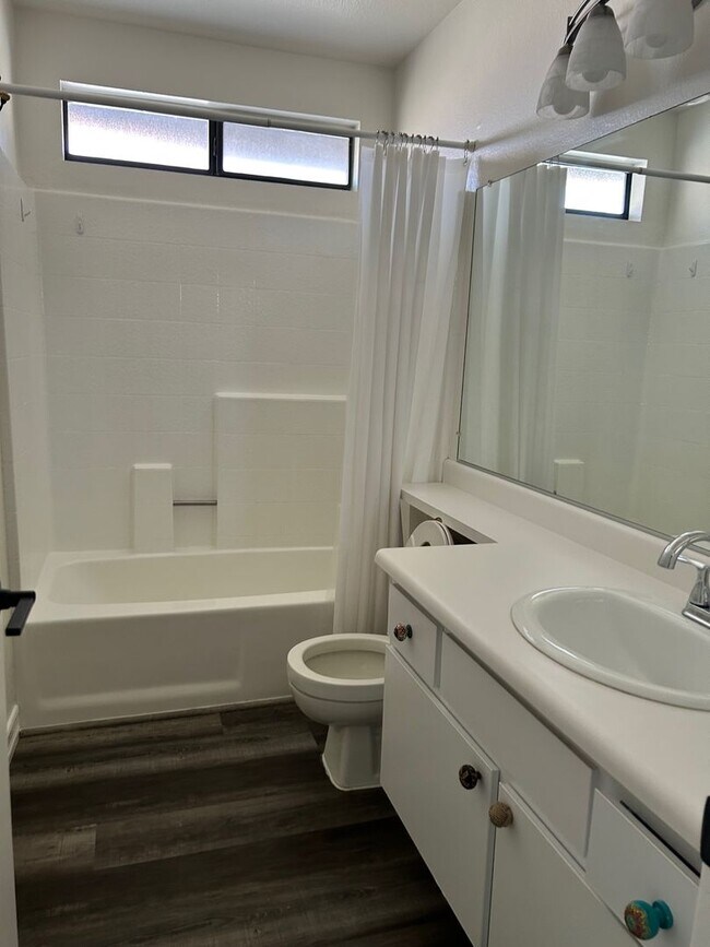 Foto del edificio - CHARMING 1 STORY - 2 BEDROOM HOME CLOSE TO...