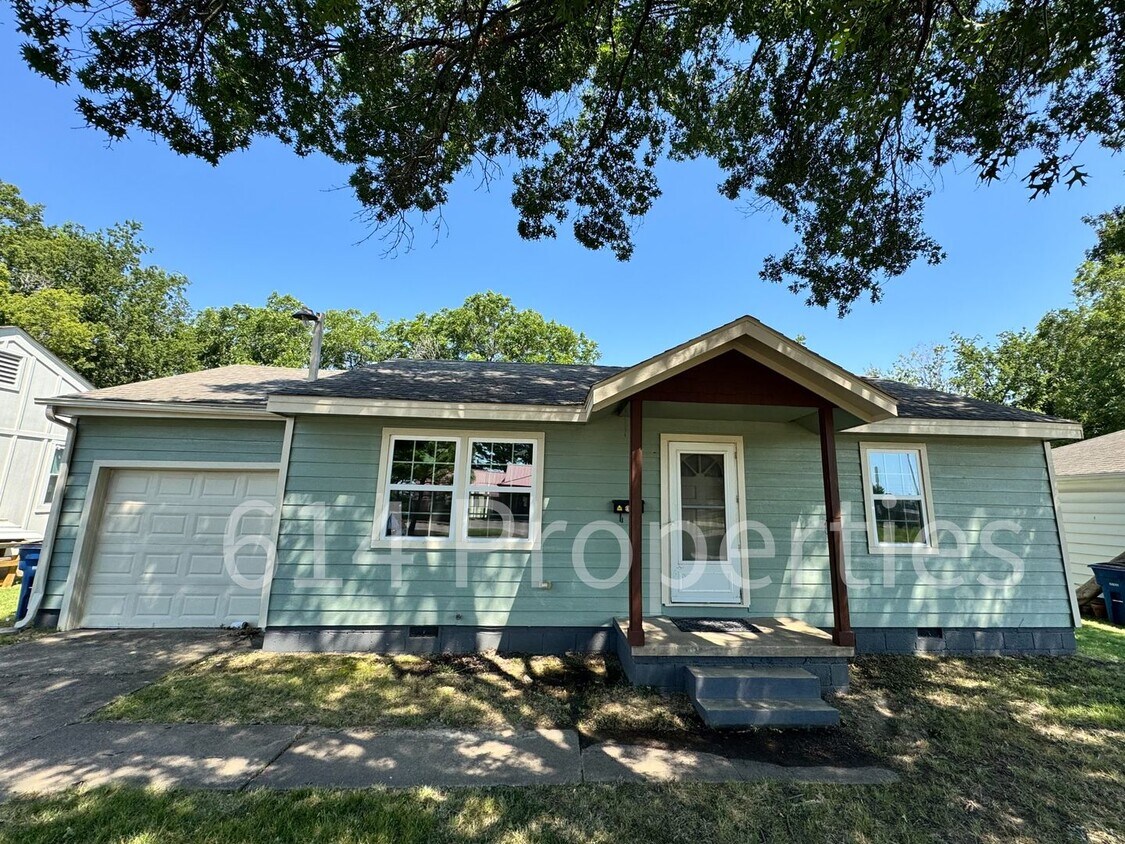 Foto principal - Charming 2BR/1BA Home with Large Yard