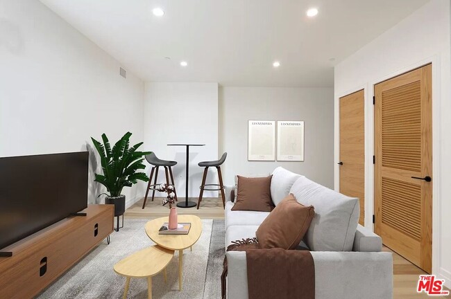 Building Photo - 1525 N Hobart Blvd