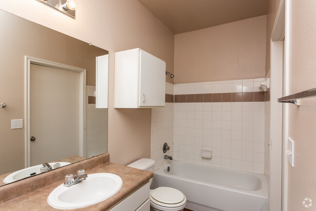 2BR, 1BA - 902SF Bathroom - Rosemont of El Dorado