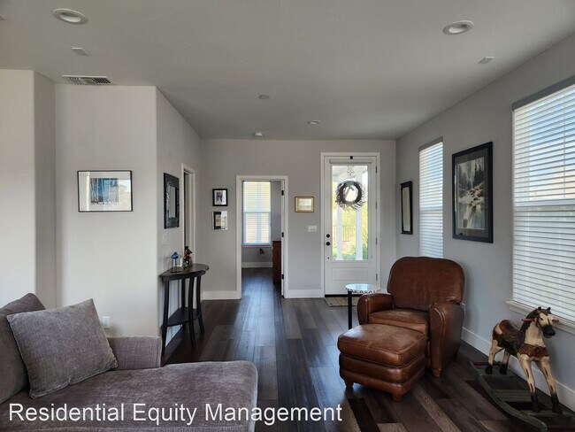 Building Photo - 4 br, 3 bath House - 724 Silo Street
