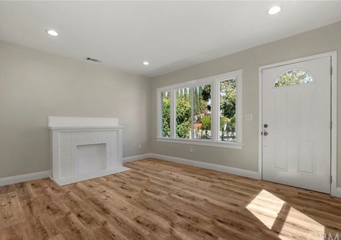 Primary Photo - 747 N Wilton Pl