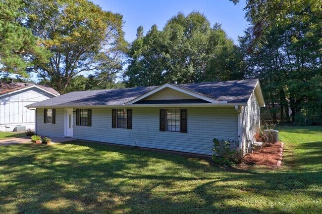 Building Photo - Now Available! 4 bedroom 2 baths