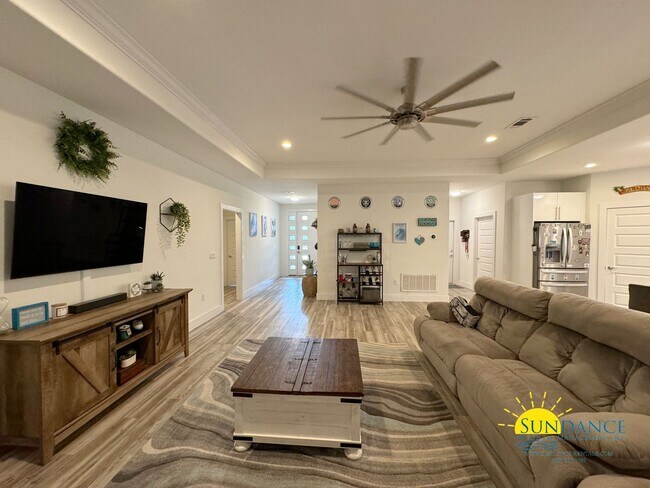 Foto del edificio - Custom Features in this Centrally Located ...