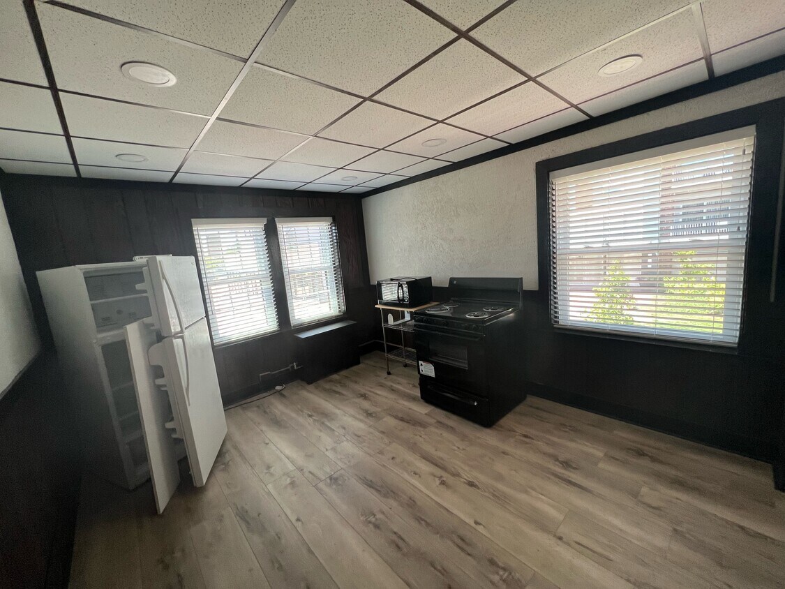 kichen/dining room - 18 W Busse Ave