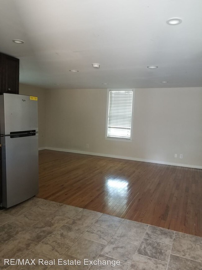 Building Photo - 1103 N Elm St