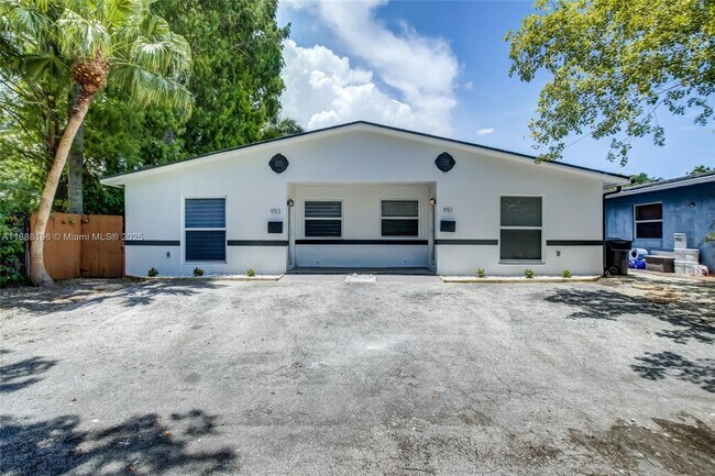 Foto del edificio - 951 SW 16th Pl