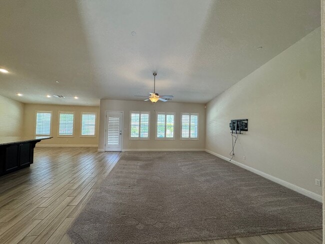 Building Photo - 391 Maclure Ave