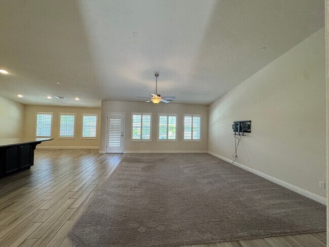 Foto del edificio - 391 Maclure Ave