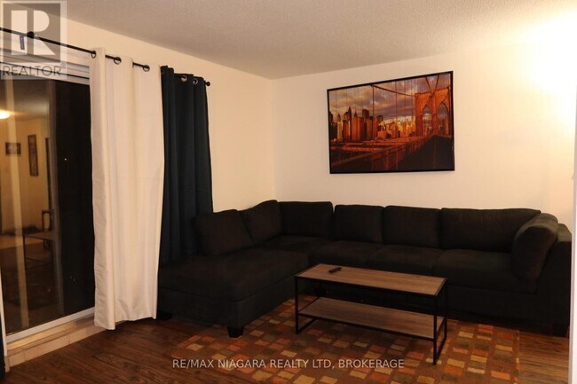 Photo du bâtiment - 242 Oakdale Ave