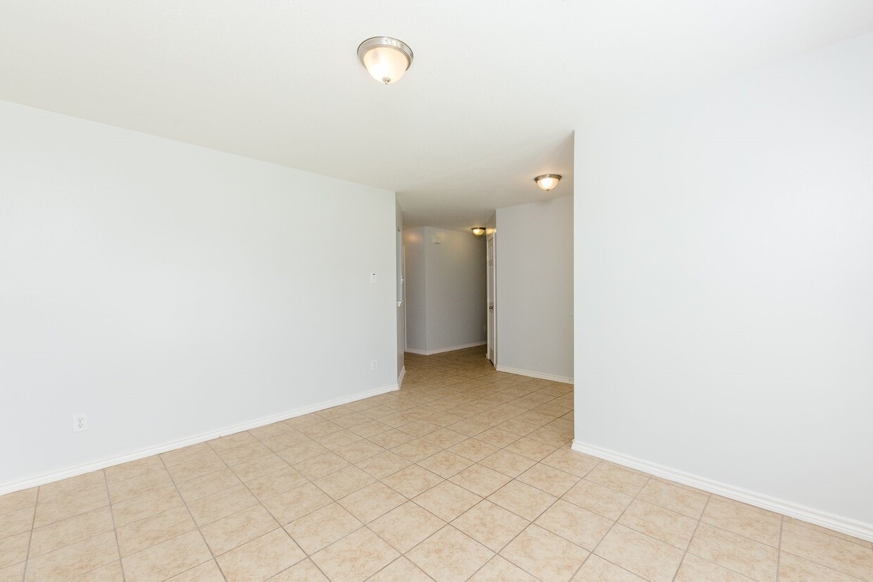 Building Photo - 7615 Greenwood Point Dr