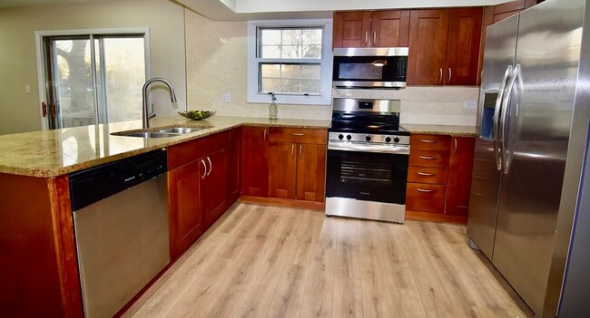 Building Photo - 651 White Ct