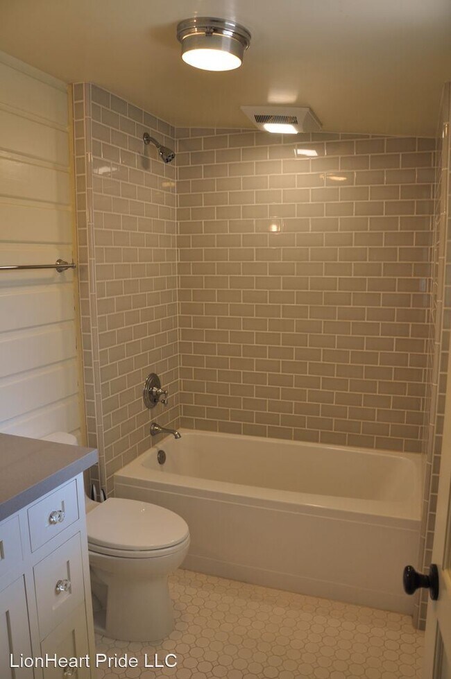 Building Photo - 3 br, 3 bath House - 530 East Almond