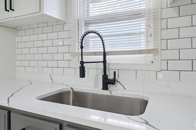 Foto del edificio - 1406 Sheffield Rd