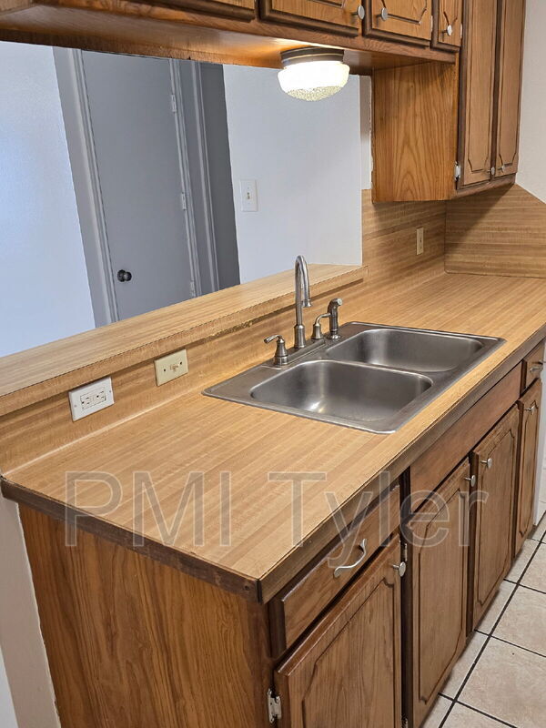 Foto del edificio - 16124 Shoshone Dr
