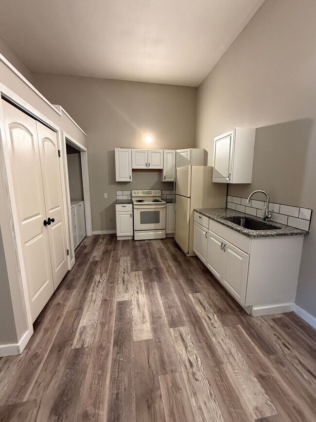 Building Photo - Beautiful 3 Bedroom, 2 Bathroom Quadplex N...