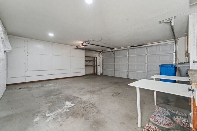 Foto del edificio - Stylish 2-Bed, 2-Bath Home with Generous Den in The Meadows