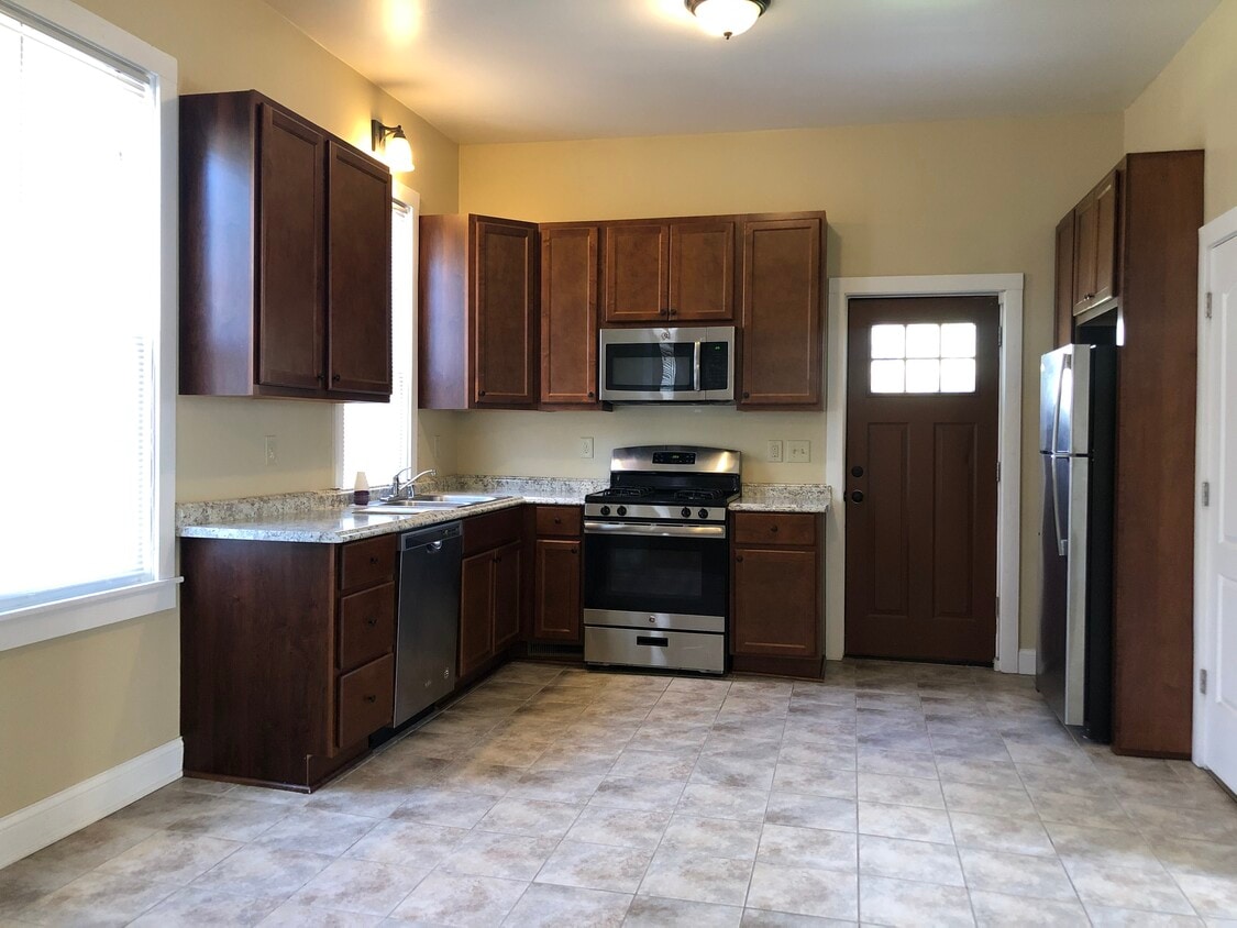 Foto principal - 2180 S Robinson Ave