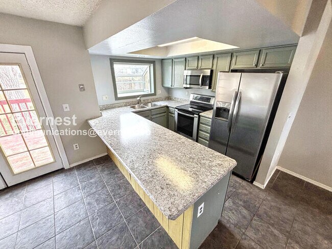 Foto del edificio - 4 Bed/2 Bath Home with Fenced Yard & Garage / Available Now!