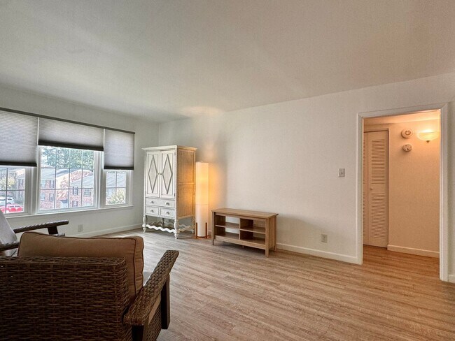 Foto del edificio - Renovated Condo near Stonefield Shopping! ...
