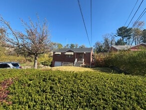 Building Photo - 214 McMasters Ave