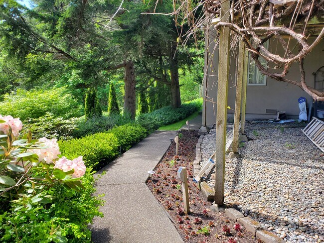 Access to the Apartment - 22522 51st SE St