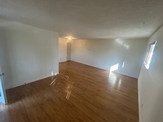 Building Photo - Tranquil Condo 2+1 with Pool View