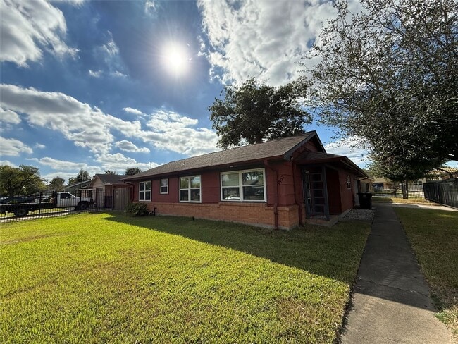 Foto del edificio - 1857 Huge Oaks St