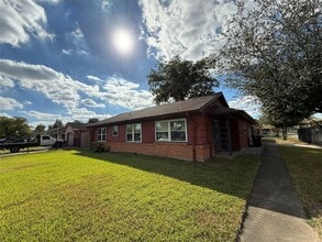 Building Photo - 1857 Huge Oaks St