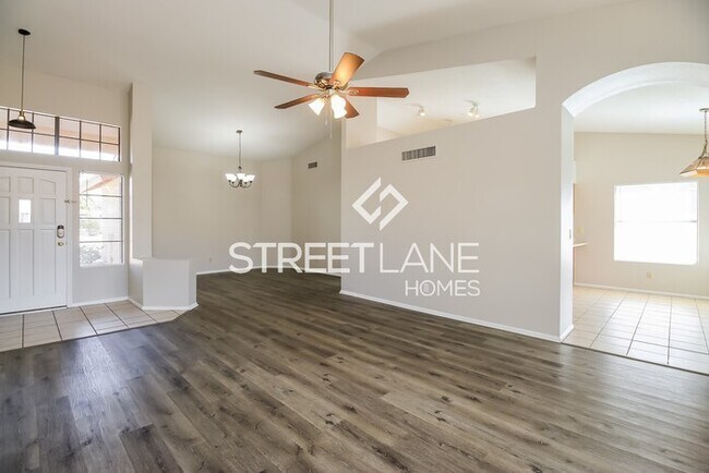 Foto del edificio - REDUCED! - Spacious 3 bedroom POOL home in...