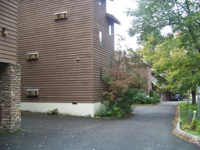 Foto del edificio - Creek Bend Town Homes