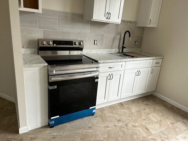 Cocina con estufa nueva - 1825 N 3rd St