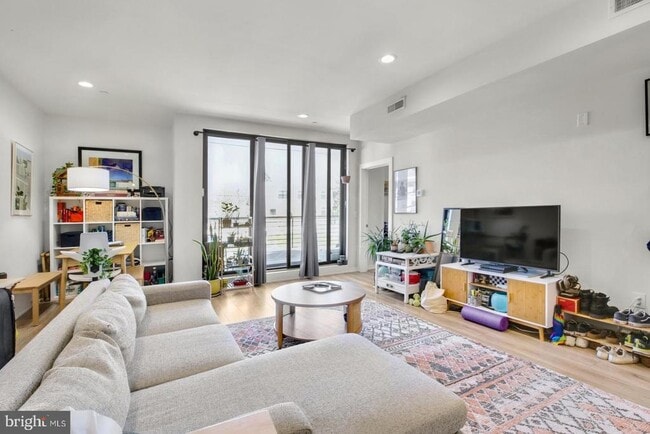 Building Photo - 381 Martin St