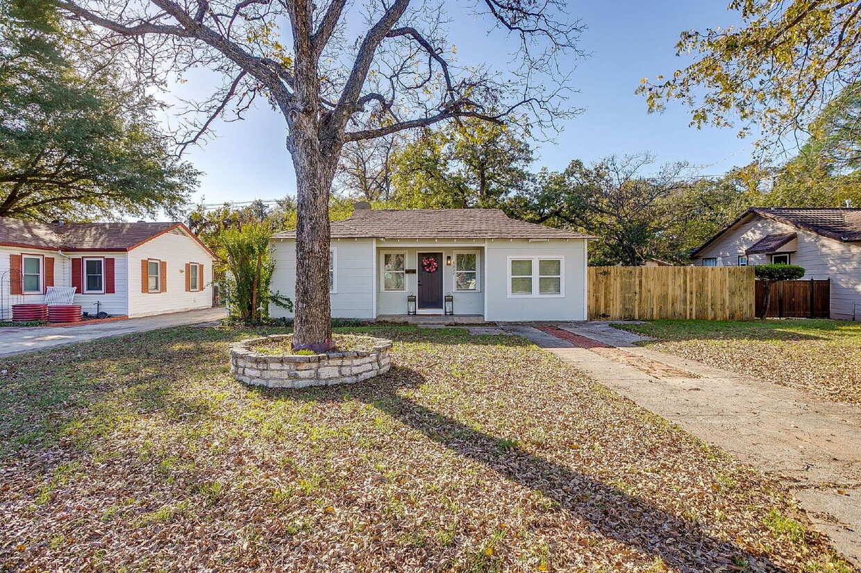 Fully furnished and updated 3 bedroom 2 bath in the heart of River Oaks. Available immediately an... - Fully furnished and updated 3 bedroom 2 bath in the heart of River Oaks. Available immediately an...