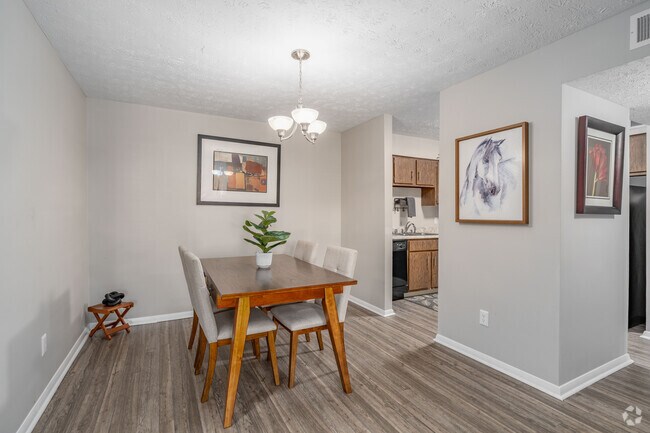 2 habitaciones, 1 baño - 941 pies cuadrados - Comedor - Royal Arms of Bowling Green