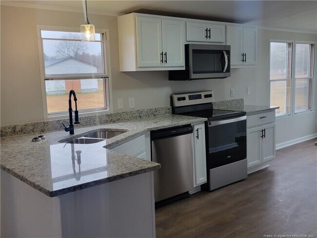 Foto del edificio - 1523 Bladen Union Church Rd