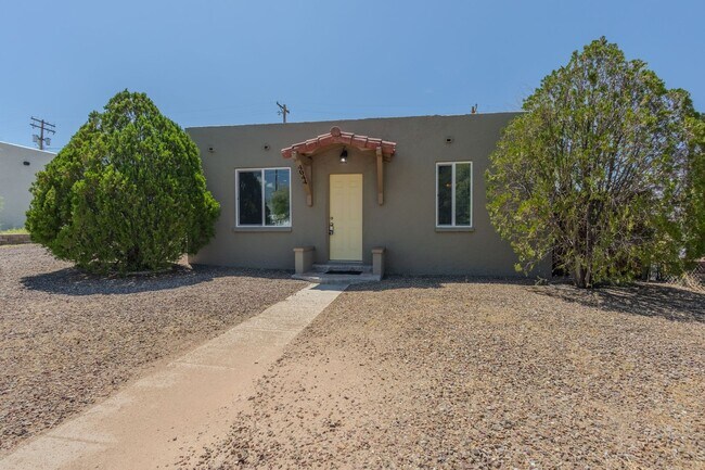Building Photo - 2 bed 1 bath Bungalow w/ 1.5 car garage
